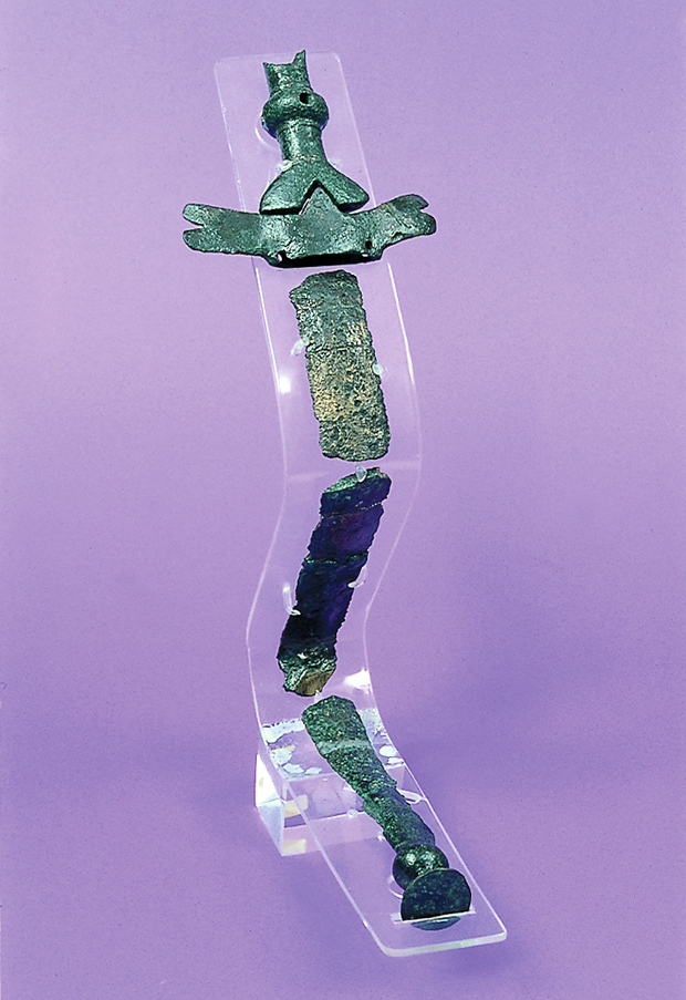 Spada con manico pieno piegata ritualmente, rinvenuta accanto ad un coltello con lama serpeggiante (tomba 136, VIII sec. a.C.).