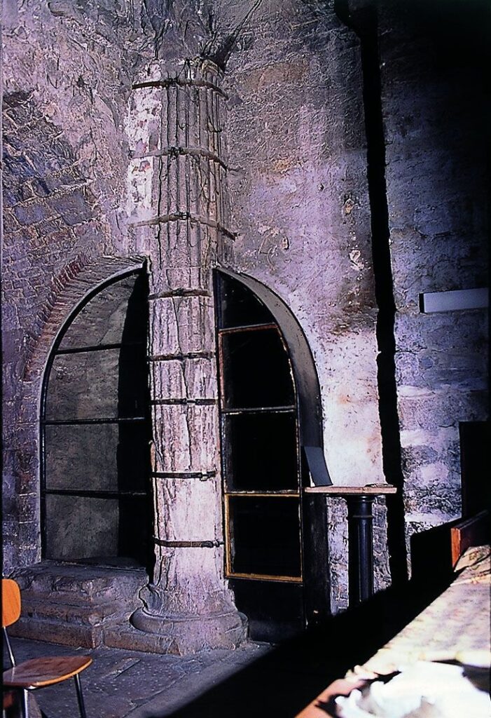 Resti del Propileo visibili all’interno del campanile di San Giusto