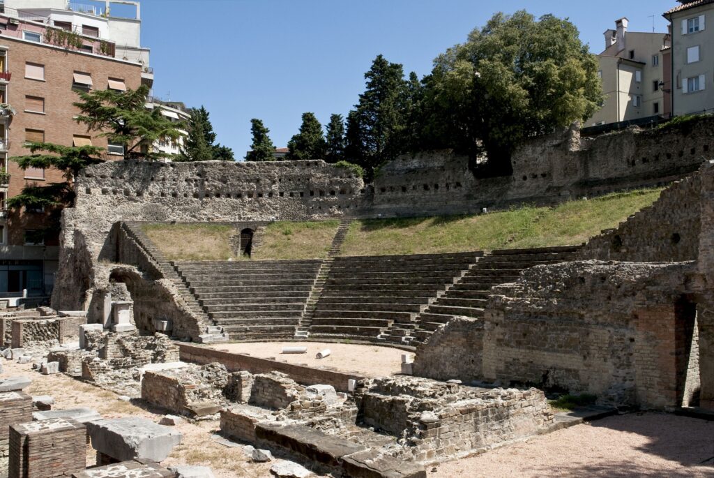 Veduta moderna del teatro romano