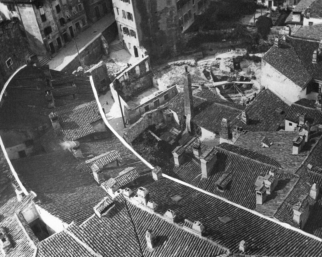 Immagine storica dell’area del Teatro Romano prima delle demolizioni delle case che lo ricoprivano