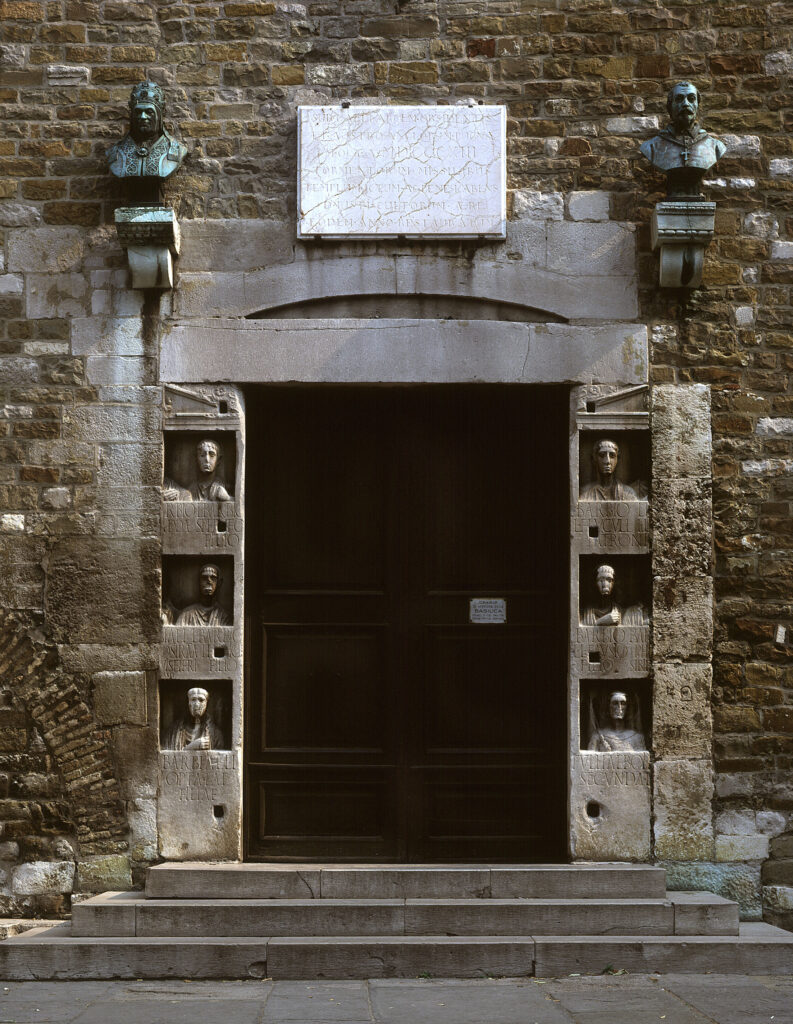 Il portale della Cattedrale di San Giusto con i due frammenti della stele dei Barbi