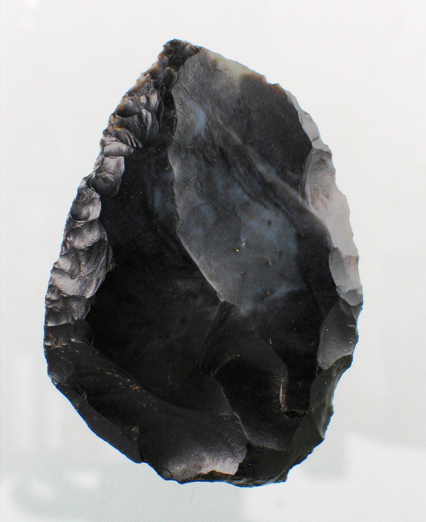 Raschiatoio in pietra scheggiata dalla Grotta Pocala, del Paleolitico medio.
