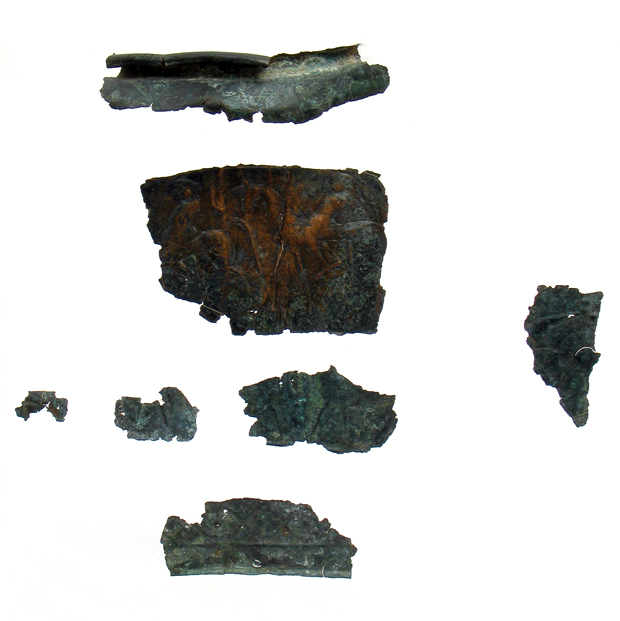 Frammenti di rilievo a sbalzo di situla in bronzo decorata con cavalieri, dalla necropoli di Caporetto / Kobarid (V sec. a.C.).