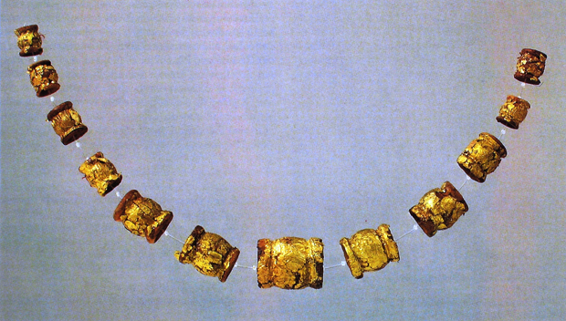Collana con vaghi in lamina d’oro (fine VI sec. a.C.).
