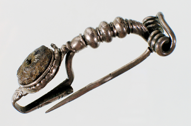 Fibula in argento con inserto in ambra dalla necropoli di Reka (II – I sec. a.C.).