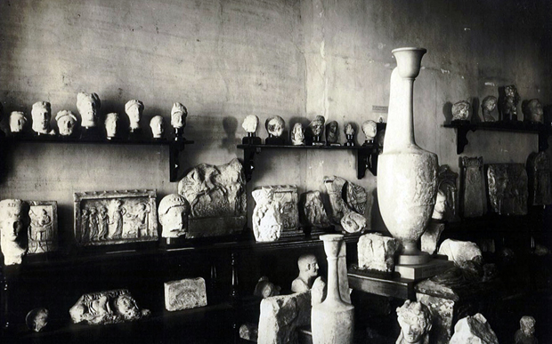 Una sala archeologica del palazzo Biserini