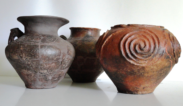 Tre urne in ceramica con motivi incisi e applicati, dalla necropoli dei castellieri dei Pizzughi in Istria (VIII sec. a.C.).
