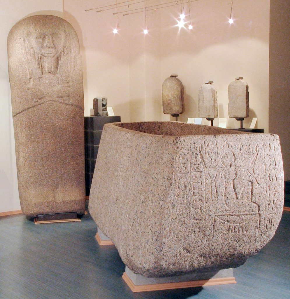 Sarcofago, in granito rosa di Assuan, del dignitario e tesoriere del faraone  Suty-nakht, noto anche come ‘sarcofago Panfili’; datato alla XIX dinastia (1292-1186 a.C.)