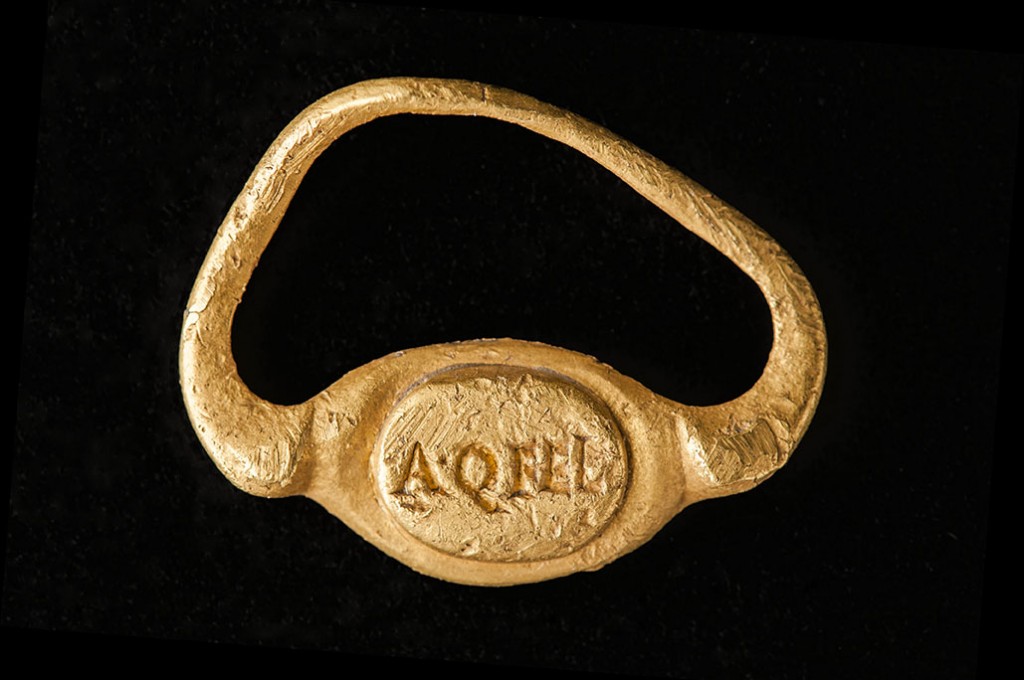L'immagine simbolo della mostra Made in Aquileia, anello aureo del III secolo d.C., recante il nome del proprietario, un uomo chiamato A. Q(---) Fel(ix).