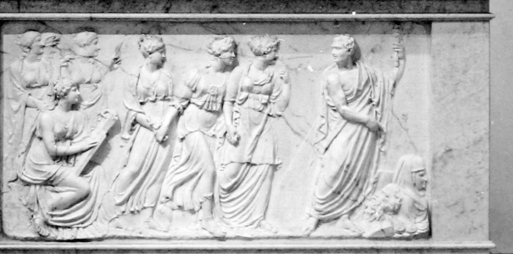 Rilievo allegorico alla base del monumento a Winckelmann nell’Orto Lapidario del Civico Museo di Storia ed Arte, in cui lo studioso tedesco illustra le antichità alle Arti e all’Archeologia (A. Bosa, 1833).