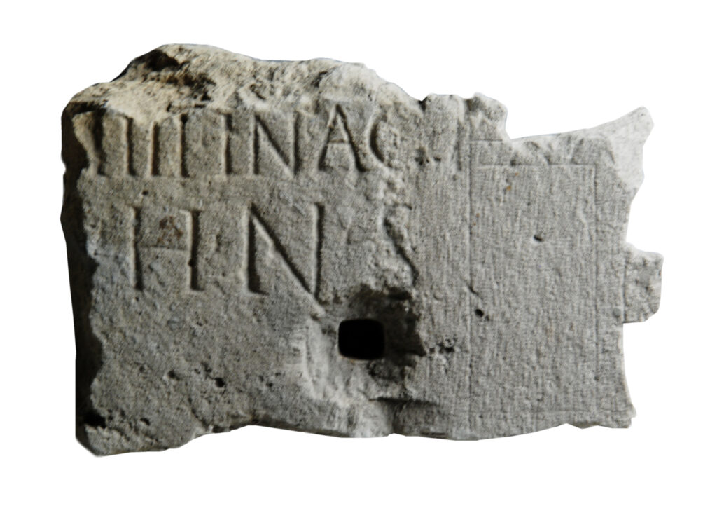 Iscrizione con misure dell'area sepolcrale reimpiegata come capitello figurato
