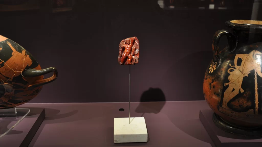 La placchetta con Erote Hypnos in ambra, dell’ ultimo quarto del I secolo d.C. da Aquileia