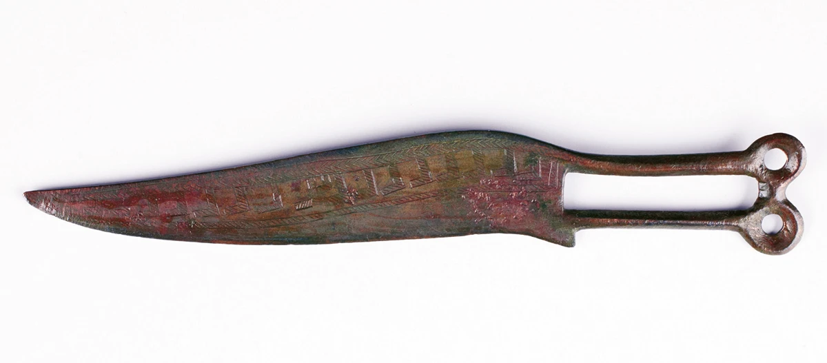 Vetrina B n. 13, coltello bronzeo tipo S. Antonio (metà VIII secolo a.C.)