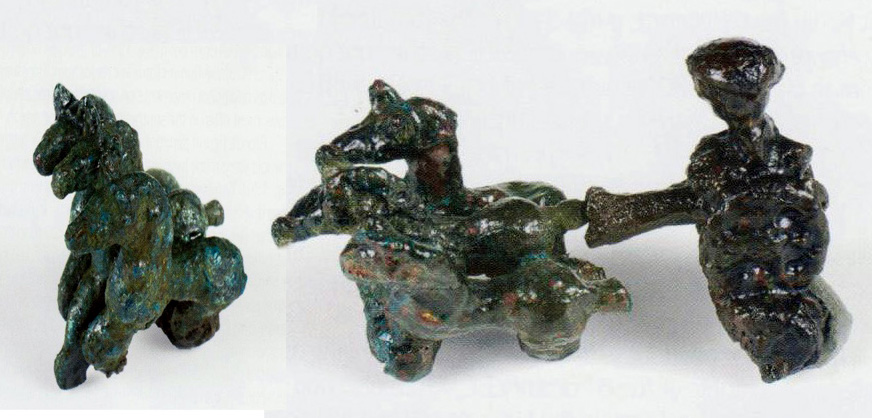 Vetrina E n. 9, serie di pendenti a forma di cavallino; frammento di una fibula raffigurante un carro trainato da tre cavalli (accanto un altro esemplare sempre da Nesazio)
