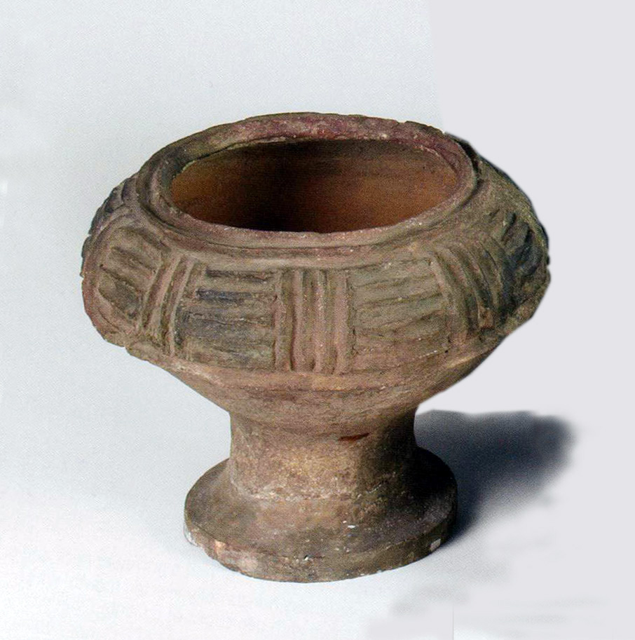 Vetrina F n.1, pisside su piede cilindrico cavo, con decorazione a meandro (VIII secolo a.C.)