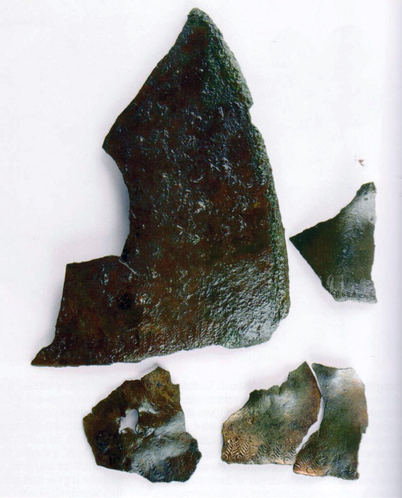 Vetrina I n. 5, frammenti di elmi Negova di tipo sloveno e alpino-Sanzeno che furono diffusi nel IV e fino al I secolo a.C.