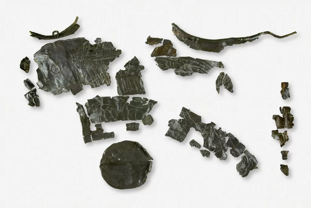Vetrina M, frammenti della situla bronzea con raffigurazione di nave da guerra (V secolo a.C.)