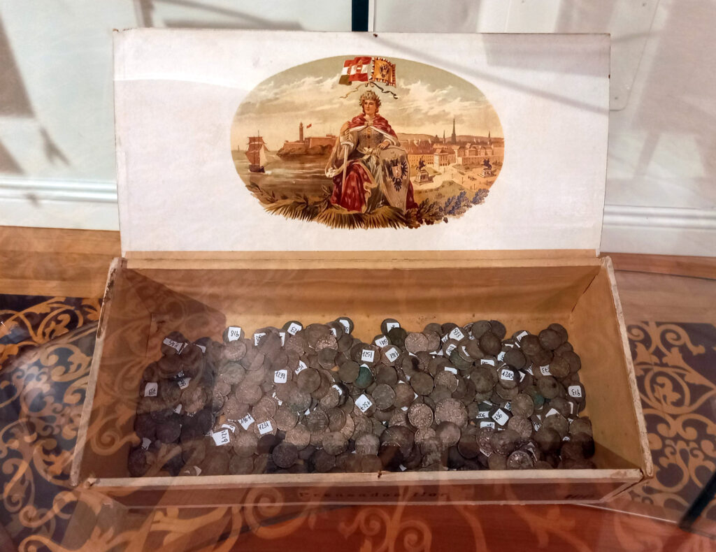 La scatola di sigari della ditta Rossau di Vienna in cui sono state ritrovate le monete della mostra: un terzo dell’intero tesoro.