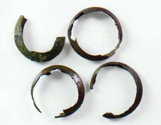 Vetrina A n. 3 e 8, bracciali rigidi di bronzo da Canal di Leme e altri siti (XII secolo a.C.)