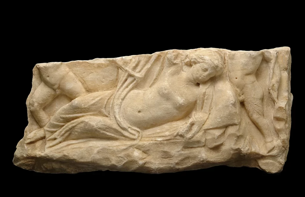Il frammento di sarcofago con Arianna scoperta da Dioniso in marmo di bottega Urbana del II secolo d.C. rinvenuto neglis scavi nel campanile di San Giusto condotti da Pietro Nobile nel 1813-1814