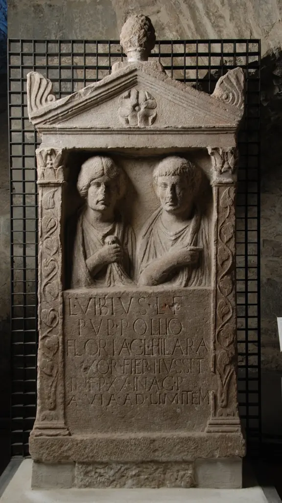 Stele sepolcrale dei coniugi rinvenuta alla fine dell’Ottocento in piazza Oberdan (Lapidario Tergestino)